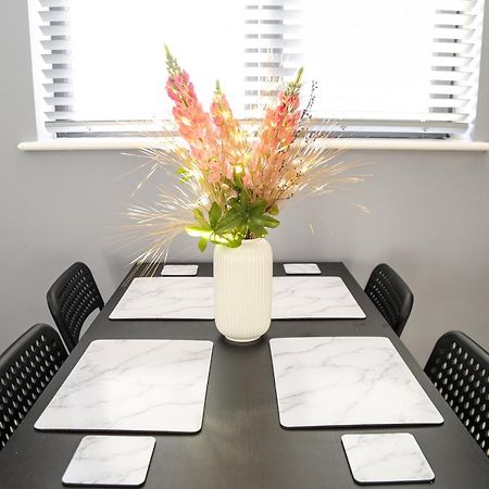Appartamento Luxurious & Lavish Salford Quays Free Parking Manchester Esterno foto